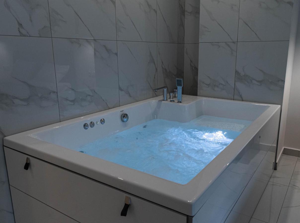 Athens Jacuzzi Apartment Luaran gambar