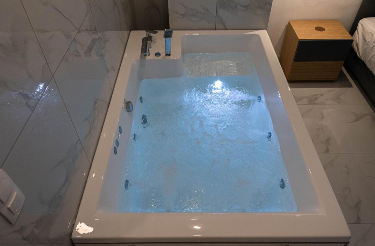 Athens Jacuzzi Apartment Luaran gambar